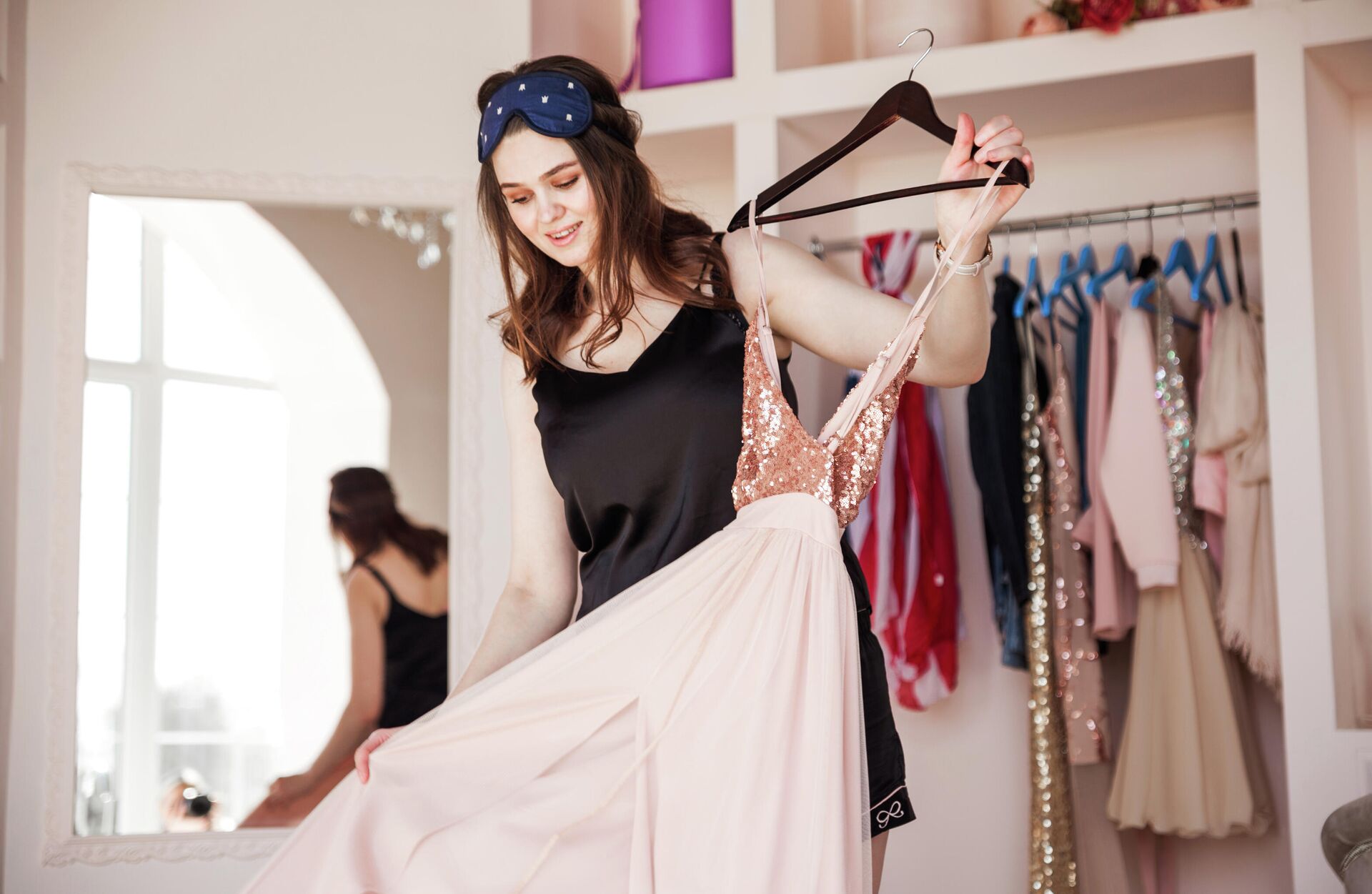 Девушка выбирает платье Девушка выбирает платье — РИА Новости, 1920, 22.12.2021